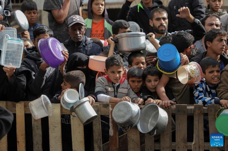 Begini Situasi Ratusan Anak di Gaza Antri Makanan