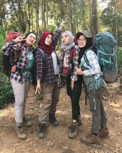 Outfit Jalan ke Puncak