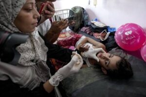 Kesehatan Kemanusiaan Terima Vaksinasi Polio
